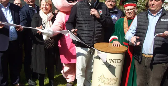 photo  les festivités ont été lancées par théophile prunier (à droite), léonard prunier (à gauche) et les élus.  &copy;  ouest-france 