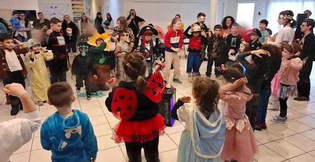 photo  à l’occasion de carnaval, les élèves de l’école sainte-marie de noyant ont été accueillis à la résidence de clairefontaine pour un après-midi de partage intergénérationnel. les résidents semblaient impatients de voir arriver les enfants, tous costumés. une chorégraphie, très applaudie, a été réalisée par les élèves devant les résidents. pour finir, un goûter a été partagé. monique, raymonde et lucette, résidentes, ont vivement apprécié le spectacle et la présence de la jeunesse pour égayer leur journée.  &copy;  co 
