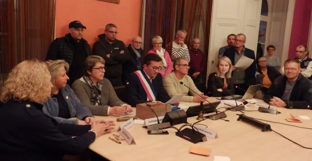 photo  jérémie séjourné (au centre), nouveau maire de candé, et ses adjoints. de gauche à droite : brigitte bertaud, valérie trolet, jérémie séjourné, vincent mahot, marielle ricoult, directrice générale des services administratifs, et christophe marquet.  &copy;  co 