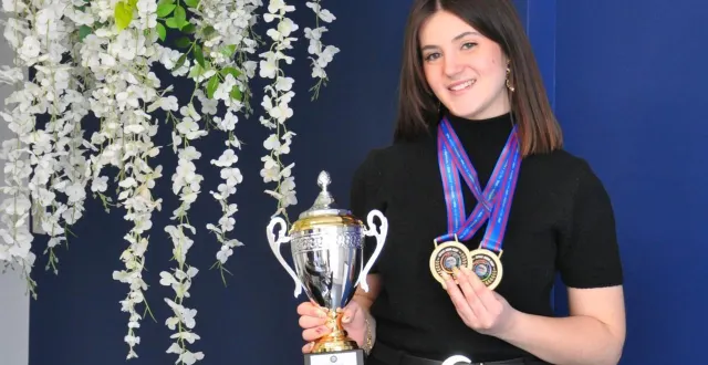 photo  léa avec ses médailles d’or et sa coupe glanées en corée du sud.  &copy;  le maine libre 