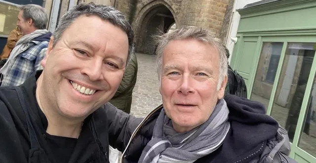 photo  samuel pacault, ancien journaliste à parthenay, et franck dubosc. un selfie souvenir immortalisé en début d’année lors d’une visite de l’acteur à la citadelle.  &copy;  samuel pacault 