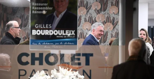 photo  cholet, dimanche 22 mars. gilles bourdouleix, ici souriant dans sa permanence malgré la défaite, après l’annonce des résultats.  &copy;  co - josselin clair 