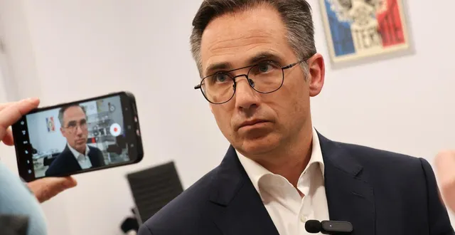 photo  nicolas leudière, face aux médias, dans son bureau au premier étage de la mairie, dimanche soir, après l’annonce des résultats du second tour des élections municipales 2026.  &copy;  ouest-france 