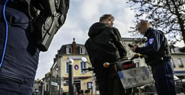 photo  l’une des mesures de la future municipalité rn : armer et gonfler les effectifs de la police municipale.  &copy;  archive illustration le maine libre - denis lambert 