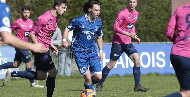 photo  numéro 10 sur le dos, ilan bobineau mène le jeu de l’équipe réserve des chamois niortais st-flo, en d1.  &copy;  co - benoit felace 