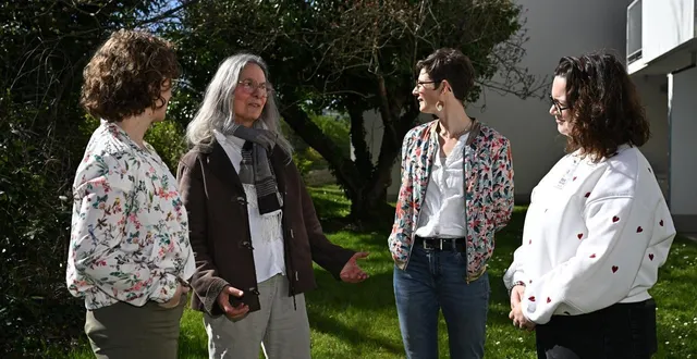 photo  trélazé, résidence autonomie les toits bleus, le 17 mars 2026. céline touchet (buiss’aidance), maud robinard (udaf) et marie raimbault (buiss’aidance) avec emmanuelle (2e à partir de la gauche), double aidante auprès de son mari et de sa fille.  &copy;  co - josselin clair 