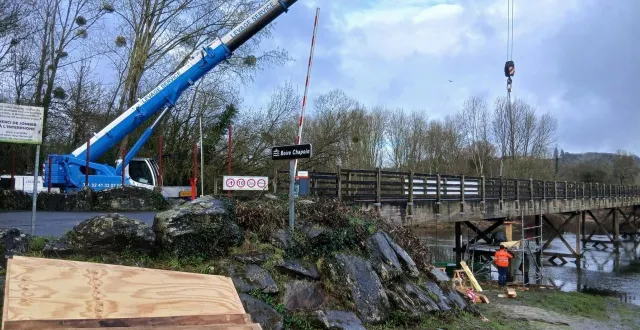 photo  une grue soutient la passerelle afin de réparer le piétement endommagé pendant la crue à l’entrée du golf au niveau de la boire-chapoin situé à la queue de luce.  &copy;  ouest-france 