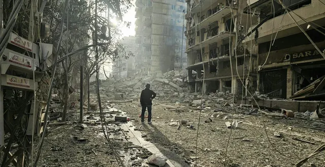 photo  paysage de dévastation après des frappes aériennes israéliennes dans la banlieue sud de beyrouth, le 12 mars 2026.  &copy;  photo : afp via the conversation 