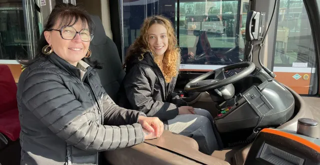 photo  conductrice à la setram depuis 11 ans, clarisse blin (à gauche) livre ses conseils à zahra, une jeune fille de 18 ans intéressée par le métier.  &copy;  le maine libre 