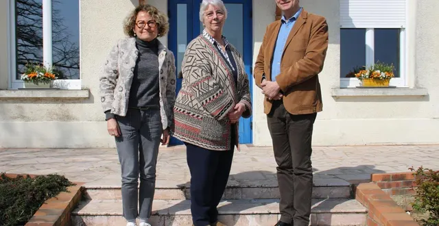 photo  nadine céconi, maire, au centre, accompagnée de ses deux adjoints.   &copy;  le maine libre 