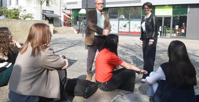 photo  cholet, place rougé, lundi 23 mars 2026. isabelle leroy et jean-paul brégeon ont pris le pouls des choletais au cœur de l’après-midi.  &copy;  co - michel durigneux 