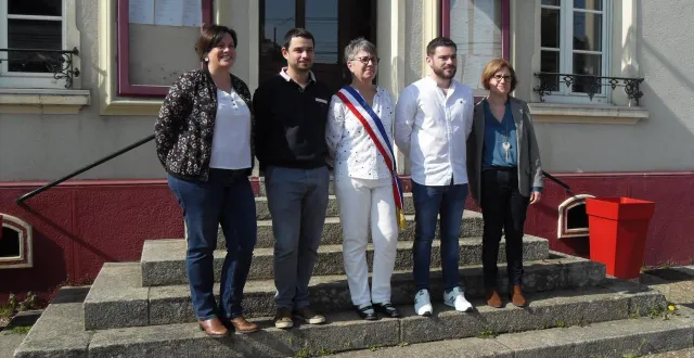 photo  valérie beaufils entourée des adjoints (absent : francis séchet).  &copy;  le maine libre 