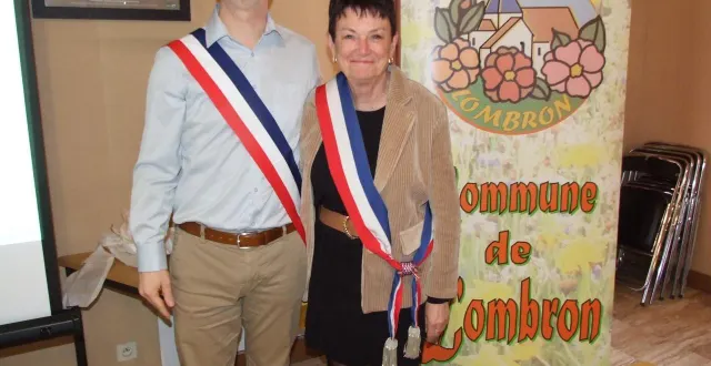 photo  le nouveau maire vincent godefroy a tenu à remercier la quatrième adjointe josette trémier pour sa fidélité.  &copy;  ouest-france 