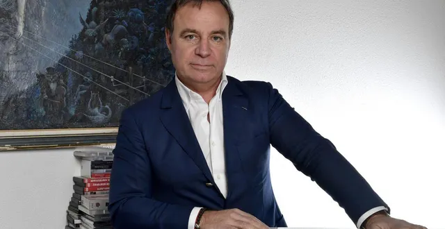 photo  fabien lecoeuvre est aussi l’attaché de presse d'alain barrière, ici chez l’artiste en 2019.  &copy;  thomas brégardis / ouest-france / archives 