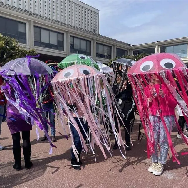 photo les méduses, incarnées par le personnel de la fac, ont été les grandes gagnantes du concours de déguisements du carnaval étudiant de caen, en 2025.  ©  ouest-france
