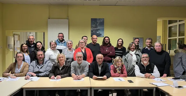 photo  tuffé-val-de-la-chéronne, vendredi 20 mars 2026. les membres du nouveau conseil municipal réunis lors de leur installation.  &copy;  le maine libre 