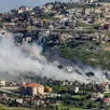 photo  des panaches de fumée s'élèvent aux abords du village de khiam, dans le sud du liban, près de la frontière israélienne, le 17 mars 2026. 