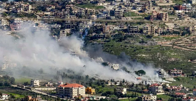 photo  des panaches de fumée s'élèvent aux abords du village de khiam, dans le sud du liban, près de la frontière israélienne, le 17 mars 2026.  &copy;  afp 