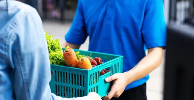 photo  des démarcheurs proposaient des fruits et légumes pour 600 euros et ont fait tomber le prix à 300 euros avec un septuagénaire de morlaix (finistère), lundi 23 mars 2026.  &copy;  illustration getty images 