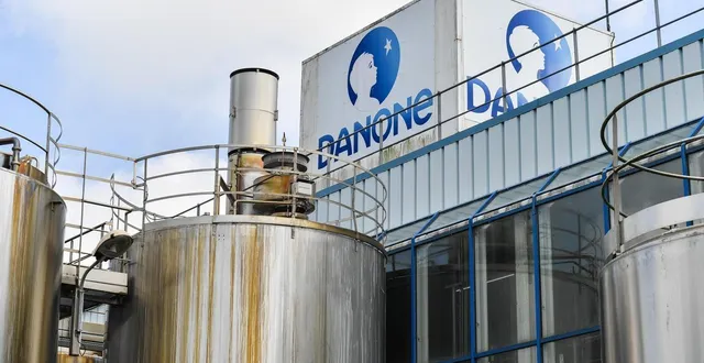 photo  en juin 2020, danone est devenue la première entreprise cotée en bourse à adopter le statut de société à mission, introduit par la loi pacte en 2019, avec comme raison d’être « apporter la santé par l’alimentation au plus grand nombre », mais quelques mois plus tard son pdg emmanuel faber était débarqué et danone licenciait.  &copy;  mathis harpham / ouest-france 