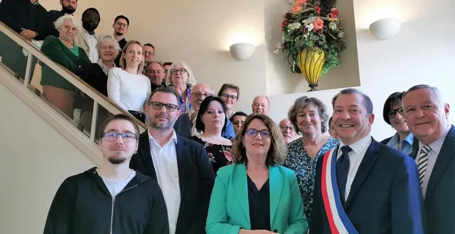 photo  la nouvelle équipe du conseil municipal, 22 élus de la majorité et 5 de l’opposition a pris la pose à l’issue de son installation officielle samedi matin à la salle richefeu.  &copy;  le maine libre 