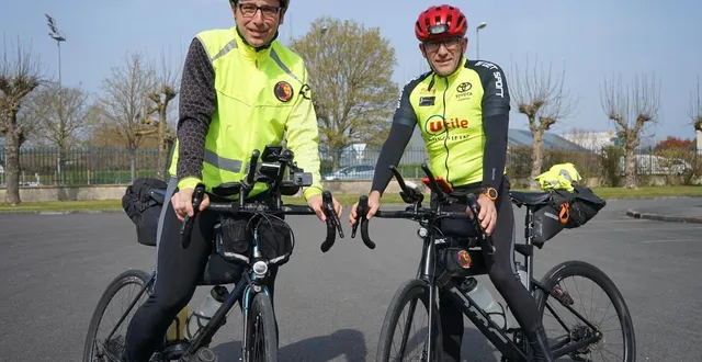 photo  frédéric dutheil et jérémie bailly au départ de leur défi de 600 km à vélo depuis argentan.  &copy;  ouest-france 