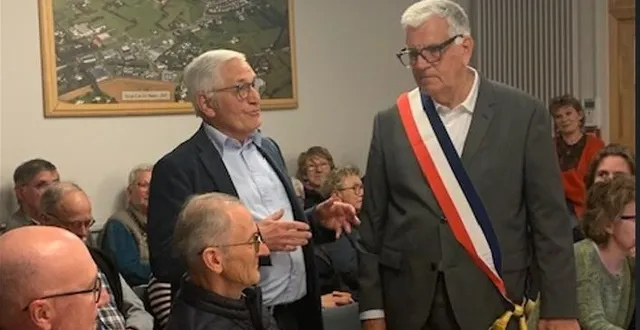 photo  marcel mortreau et xavier contant après la transmission de l’écharpe tricolore.  &copy;  le maine libre 