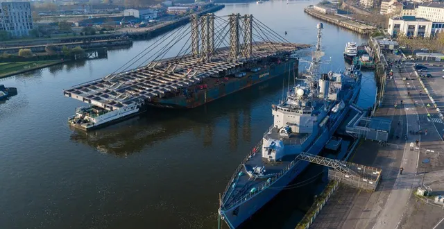photo  la gigantesque structure du tablier prend une sacrée place sur le bras de la madelaine, alors qu’il est en train de passer à côté du navire-musée maillé-brézé, à 8 h 20, ce mardi 24 mars. il va rejoindre le pont anne de bretagne, auquel il sera arrimé. cette opération va durer plusieurs jours.  &copy;  franck dubray / ouest france 