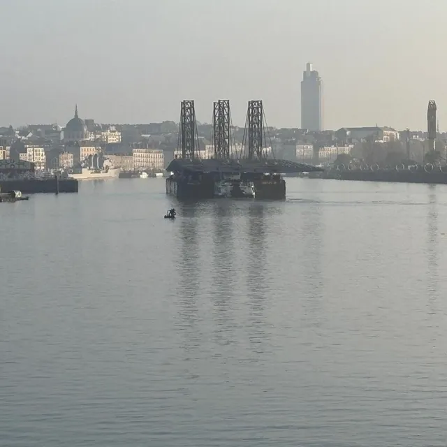 photo mardi 24 mars, l’opération d’arrimage de l’énorme structure du tablier au pont anne-de-bretagne, qui promet d’être spectaculaire, a commencé tôt dans la matinée, où le tablier vogue sur la loire jusqu’à sa destination finale. cette opération va durer plusieurs jours.  ©  ouest france