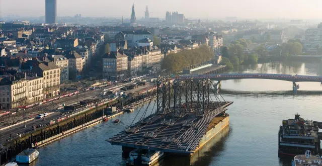 photo  le tablier charpente est arrivé à bon port un peu avant 8 h 30, ce mardi matin, 24 mars 2026.  &copy;  franck dubray / ouest france 