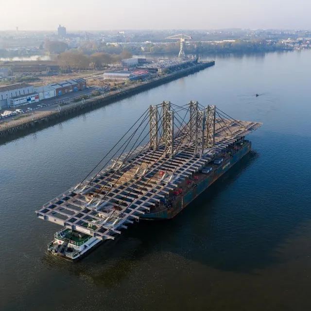 photo à 8 h 16, il se faufile dans le bras de la madelaine, longeant le quartier nantais du hangar à bananes et ses anneaux de buren.  ©  franck dubray / ouest france