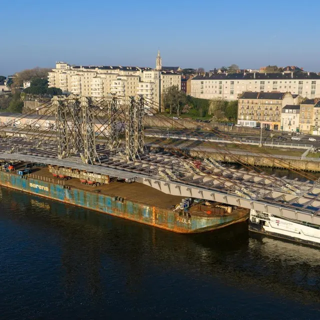 photo 8 h 14 : plein soleil et vue de profil du tablier, très long, et de la barge qui le supporte.  ©  franck dubray / ouest france
