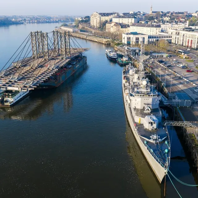 photo 8 h 19 : l’embarcation arrive à hauteur du bâtiment de la marine nationale à la retraite, le maillé-brézé, amarré quai de la fosse, à nantes.  ©  franck dubray / ouest france