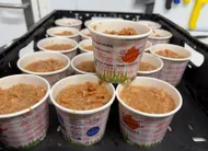 photo  chez mickaël doire, artisan à changé, les rillettes sont maintenant conditionnées dans des pots en carton. 