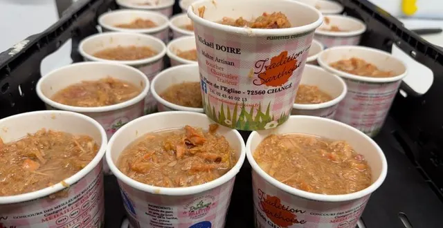 photo  chez mickaël doire, artisan à changé, les rillettes sont maintenant conditionnées dans des pots en carton.  &copy;  dr 