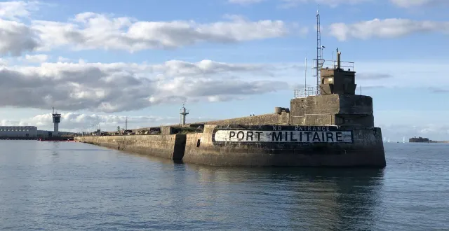 photo  un drone a été intercepté et son télépilote placé en garde à vue à cherbourg : l’engin survolait le port militaire de cherbourg, ce qui est strictement interdit.  &copy;  ouest-france 