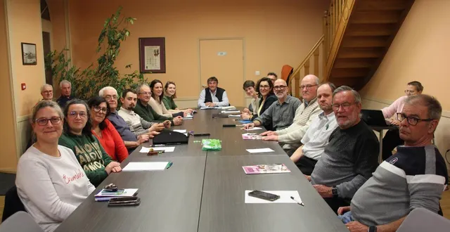 photo  les 17 membres du conseil ont désigné le maire didier voy et les adjoints.  &copy;  co 