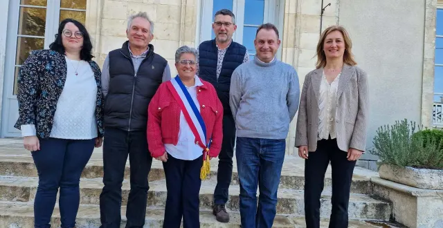 photo  marie-pierre missioux, réélue maire, entourée de ses adjoints (de gauche à droite) émilie morin, patrick salgues, frédéric bourget, ludovic poissonnet et séverine albertino.  &copy;  co 