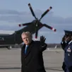 photo  le président américain donald trump salue la foule après être descendu d’air force one le 23 mars 2026 à la base aérienne conjointe andrews, dans le maryland. 