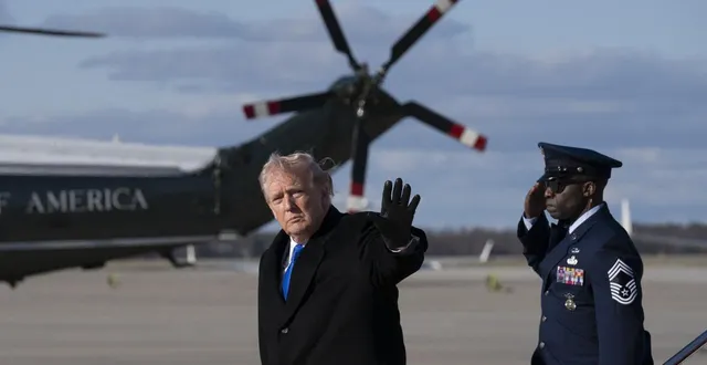 photo  le président américain donald trump salue la foule après être descendu d’air force one le 23 mars 2026 à la base aérienne conjointe andrews, dans le maryland.  &copy;  roberto schmidt / getty images via afp 