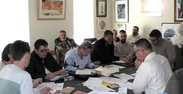 photo  la première réunion du nouveau conseil s’est déroulée dans une ambiance tendue.  &copy;  ouest-france 