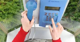 Info insolite  une personne compose un numéro dans une cabine téléphonique à cesson-sévigné (ille-et-vilaine) en 2014. photo d’illustration. 