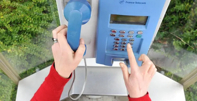 photo  une personne compose un numéro dans une cabine téléphonique à cesson-sévigné (ille-et-vilaine) en 2014. photo d’illustration.  &copy;  marc ollivier / archives ouest-france 