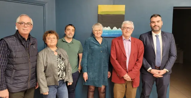 photo  le maire franck breteau (2e en partant de la droite) et ses adjoints (en partant de la gauche), jacky remars, florence hubert, sébastien gandon, murielle robin et sylvain chamoux.  &copy;  ouest-france 