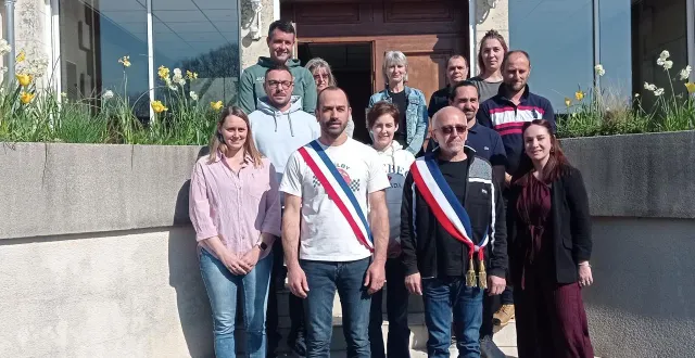 photo  le conseil municipal autour du nouveau maire (pull foncé).  &copy;  co 