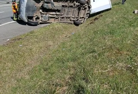 photo  champfleur, mardi 24 mars 2026. le fourgon et sa remorque se sont renversés sur le bas-côté de l’a28.  &copy;  vinci autoroutes 