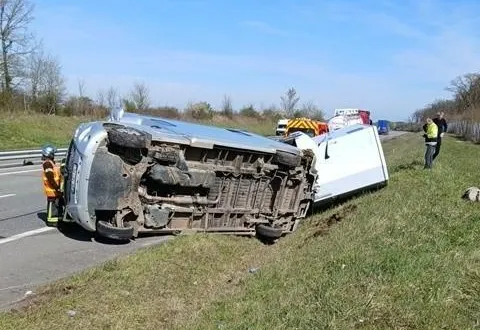 photo  un camion s’est accidenté sur l’a28 entre alençon et le mans mardi 24 mars 2026.  &copy;  vinci autoroutes 