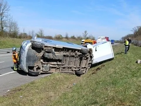 photo info  un camion s’est accidenté sur l’a28 entre alençon et le mans mardi 24 mars 2026. 