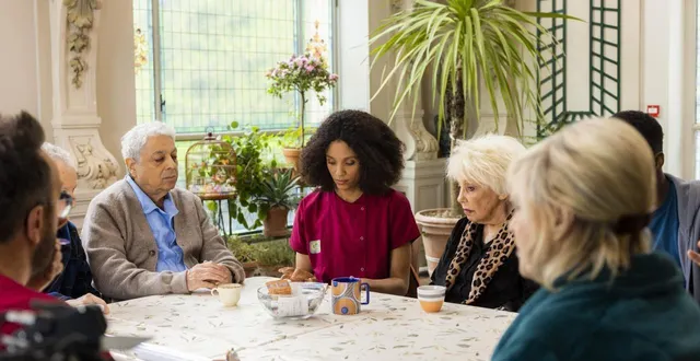 photo  l’écriture de la saison 2 de « maison de retraite, la série » est en cours.  &copy;  © stephane grangier / my family 