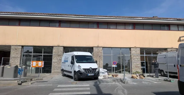 photo  les travaux sont toujours en cours sous le marché couvert de bressuire.  &copy;  co - justine brichard 